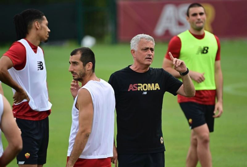 Unggahan Jose Mourinho saat latihan bersama Henrikh Mkhitaryan dan Chris Smalling di akun Instagram-nya.